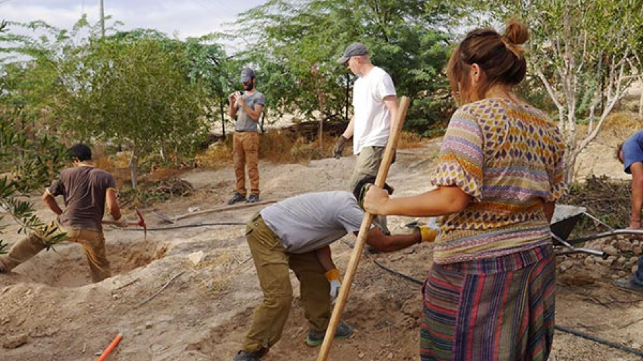 Volunteers of the Greening the Desert Project working together